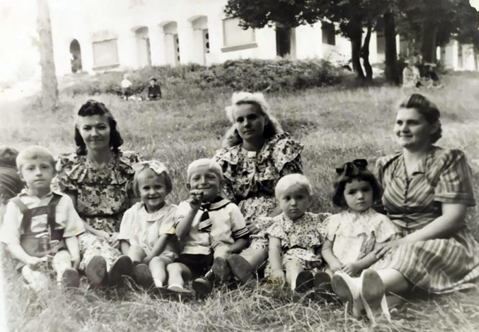 Рівняни відпочивають родинами в міському парку. Позаду угорі видно кінотеатр ім. Шевченка. Фото 1950-х, надане Галиною Данильчук