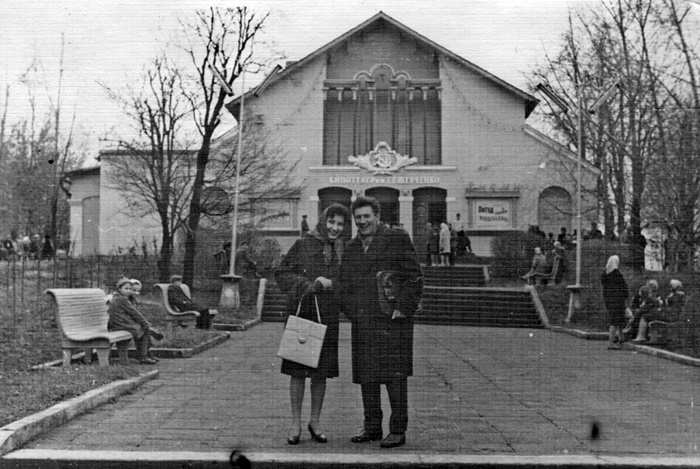 Рівняни полюбляли фотографуватися на фоні нового кінотеатру. Ігор Окопний з дружиною на фоні реконструйованого кінотеатру ім. Шевченка