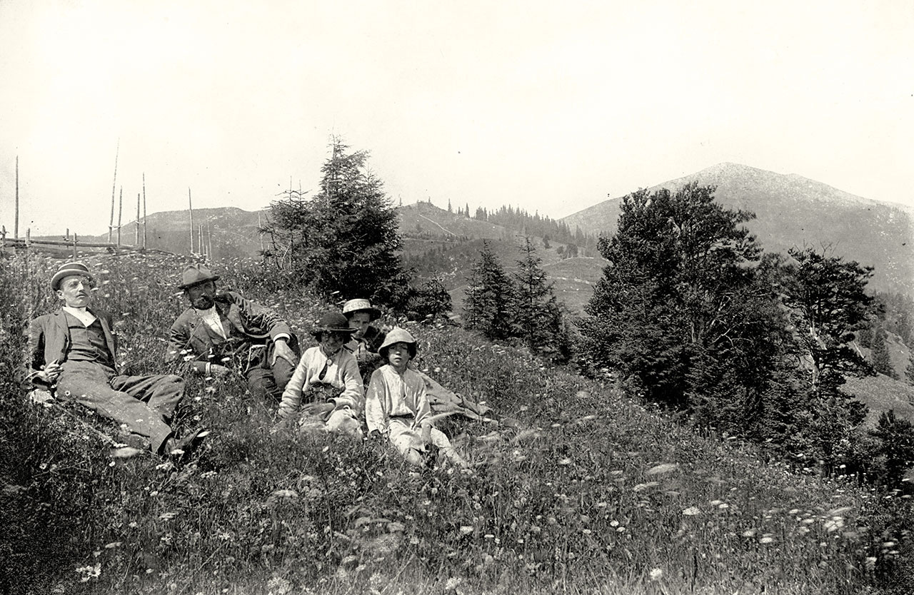 Володимир Кульчицький (перший ліворуч) на відпочинку в Карпатах. Поч. ХХст. Фото Лева Кульчицького