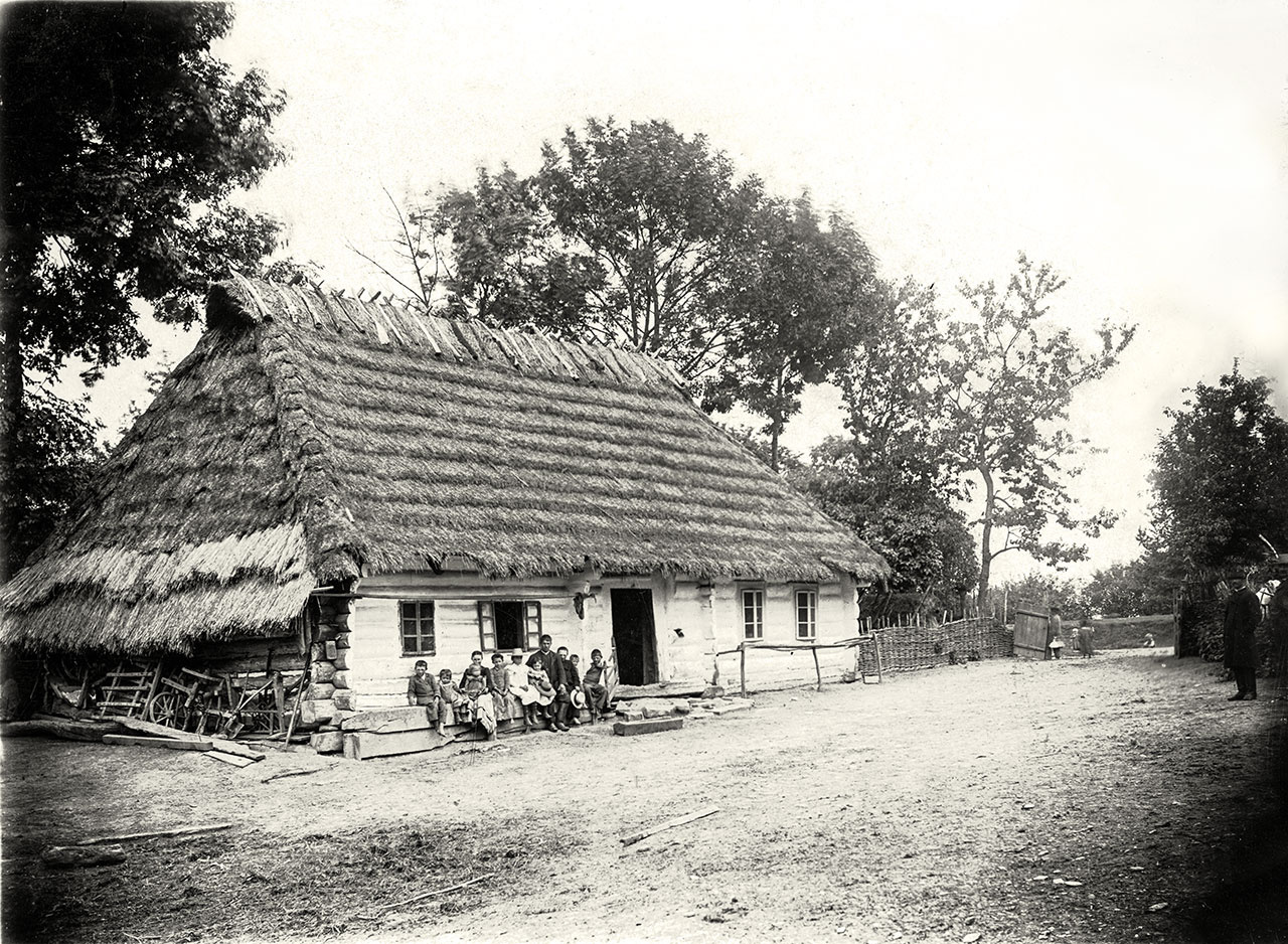 Хата у селі Кульчиці на Самбірщині. Поч. ХХ ст. Фото Лева Кульчицького