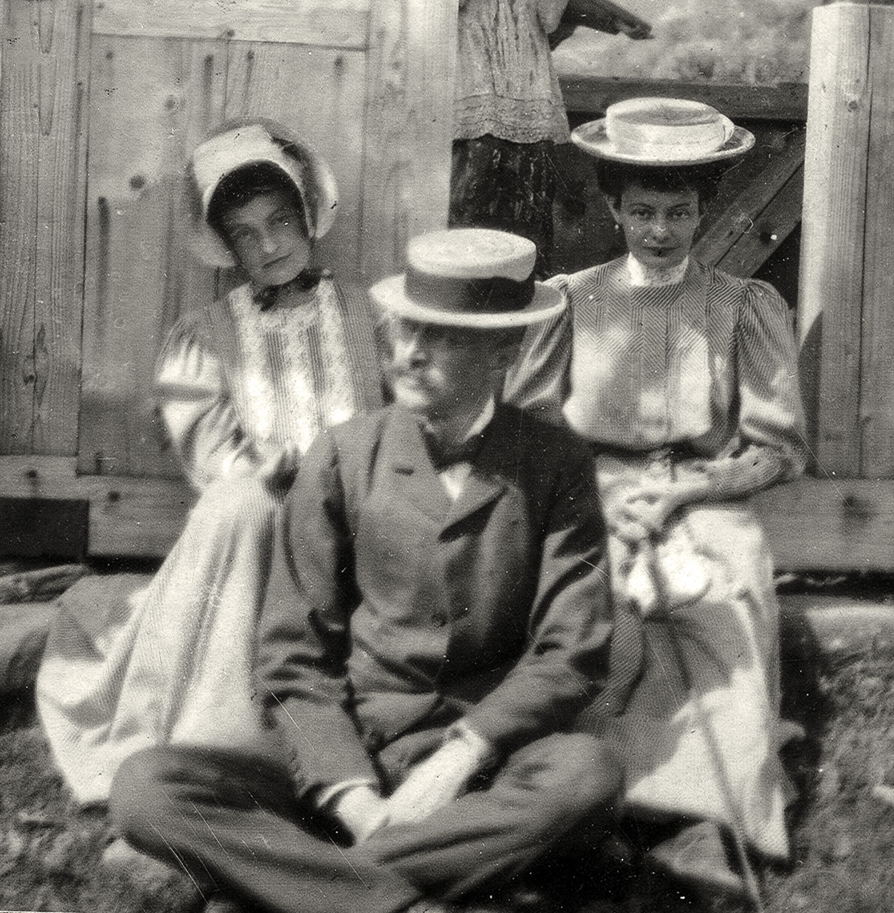 На відпочинку в Косові. Зліва направо: Олена, Володимир та Ольга Кульчицькі. Фото поч. ХХ ст.