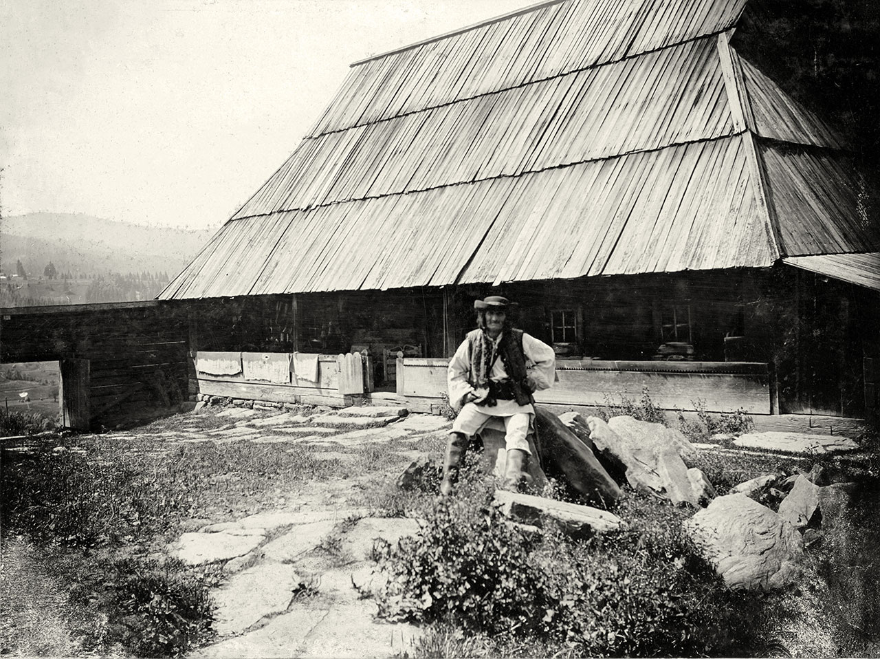 Гуцул на подвір’ї хати. Поч. ХХст. Фото Лева Кульчицького