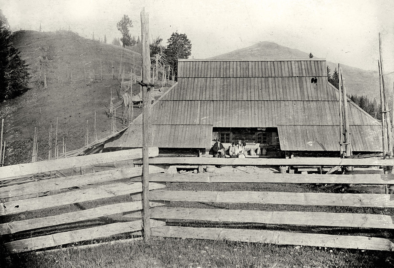 Хата на Гуцульщині. Поч.ХХ ст. Фото Лева Кульчицького