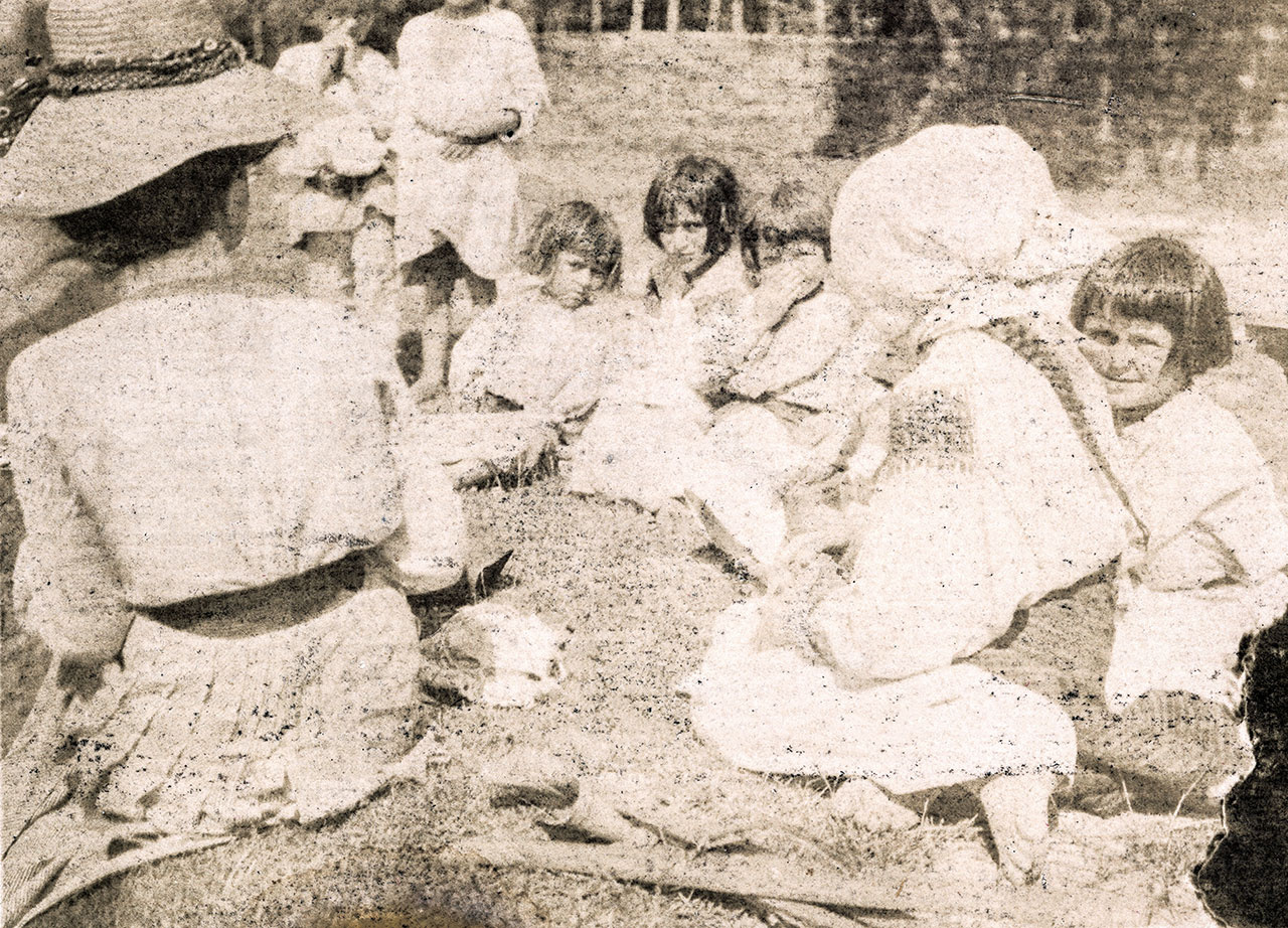 Олена Кульчицька (сидить перша ліворуч) на етюдах. Косів. 1900-ті рр. Фото Лева Кульчицького