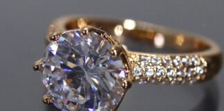 Перстень з діамантом