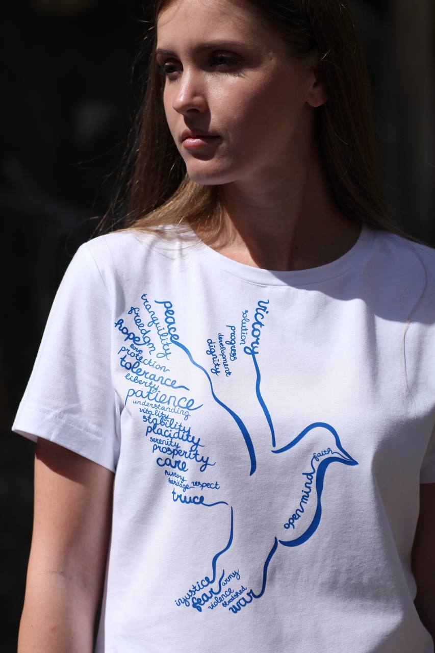 Розписана вручну ексклюзивна футболка із голубами миру від українського бренду «Караванська-Уманська»