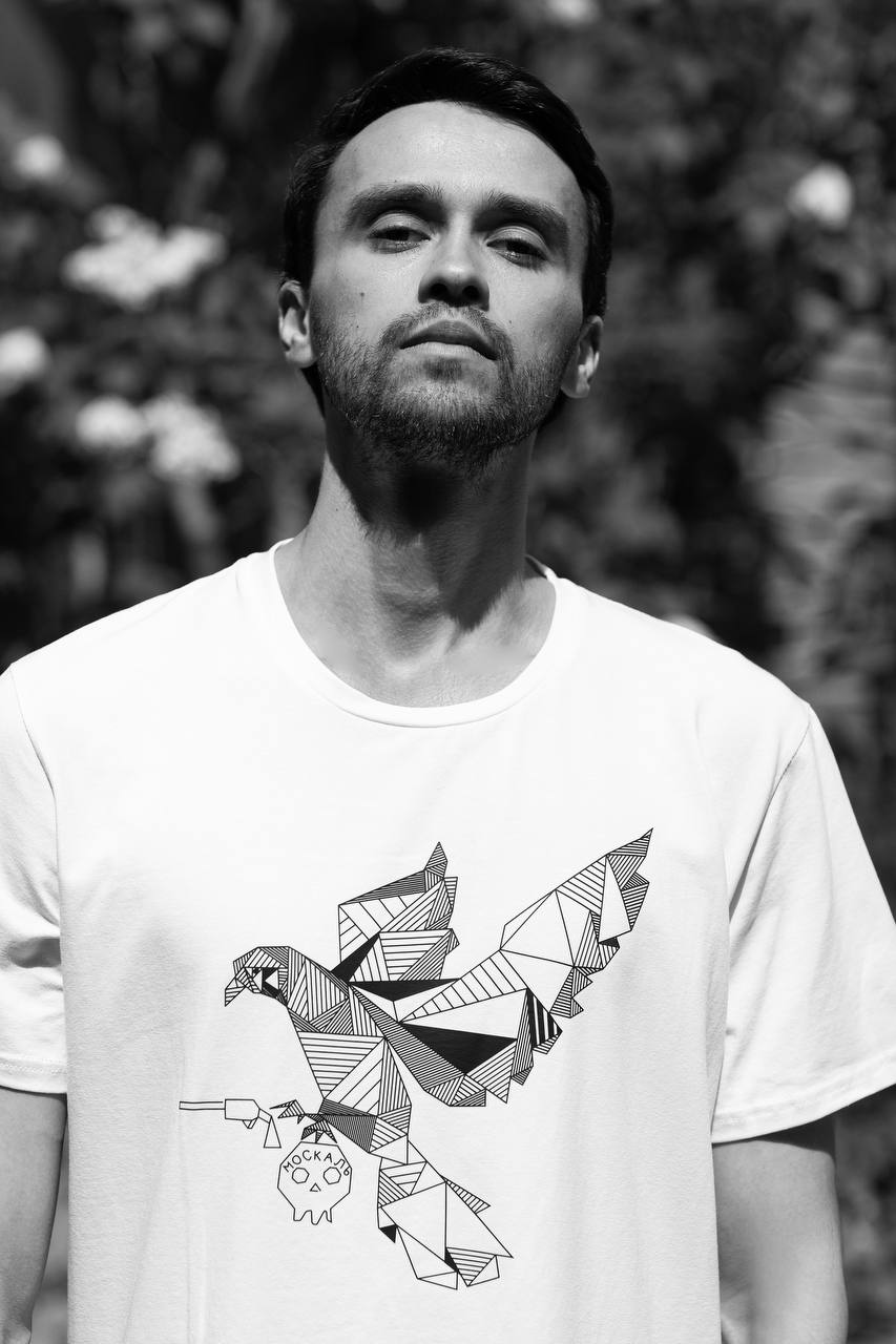 Розписана вручну ексклюзивна футболка із голубами миру від українського бренду «Караванська-Уманська»