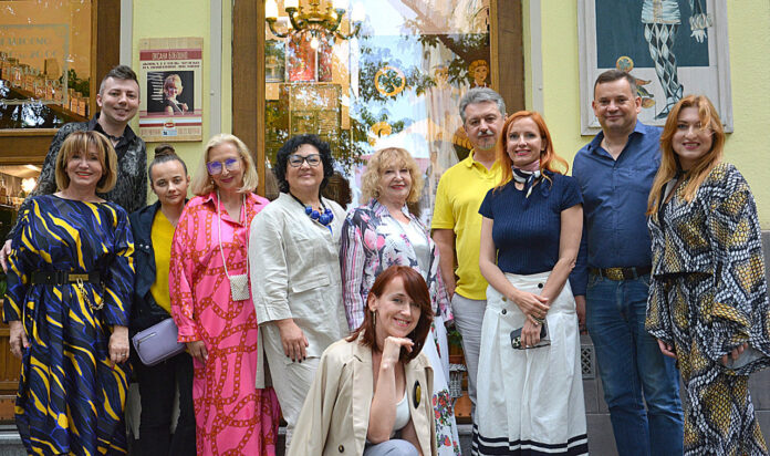 Відкритя виставки "Жінка і стиль ар-деко на поштовій листівці" з колекції Оксани Бобошко.