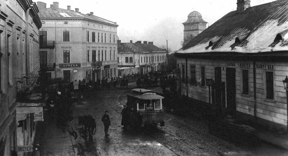 Закритий вагон кінного трамвая на вул. Жовківській (Богдана Хмельницького). Початок 1900-х рр. Світлина із збірок Narodowe Archiwum Cyfrowe (Польща)