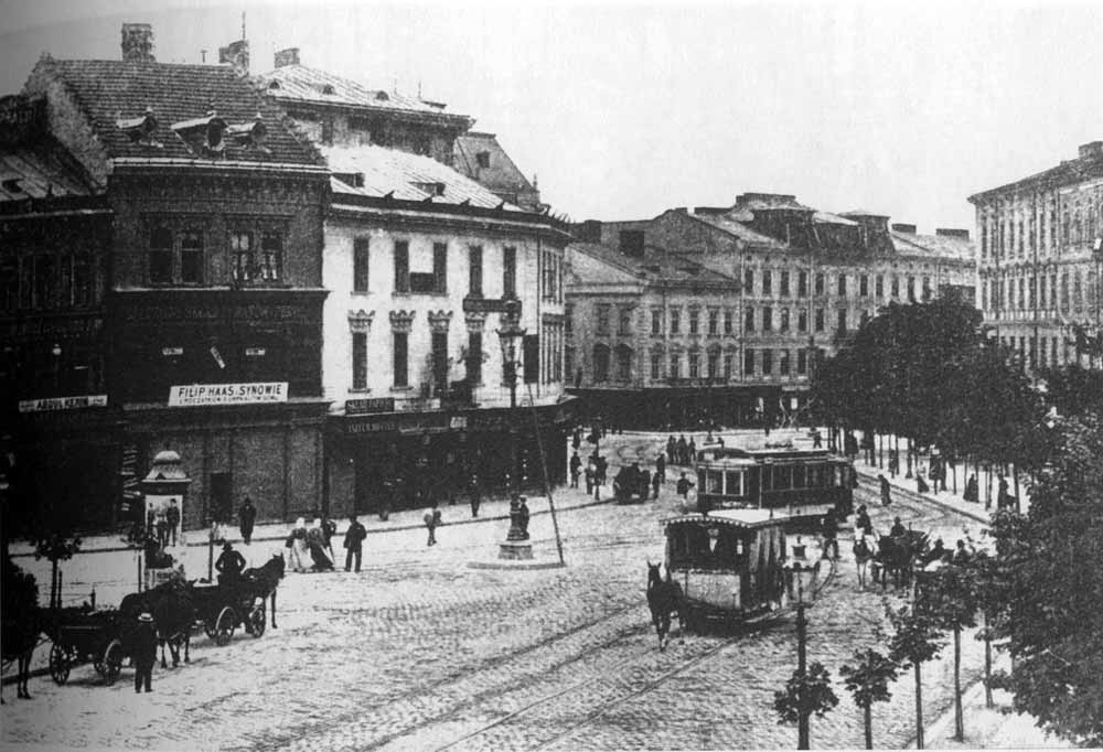Відкритий вагон кінного трамвая та електричний трамвай «Sanok» на площі Галицькій. Після 1904 р. Світлина із книжки Б. Мельника «Вулицями старовинного Львова»