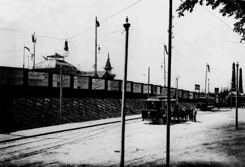 Вагони електричного трамвая «Weitzer Graz» («тип 1») біля виставкової площі (тепер – вул. Уласа Самчука). 1894 р. Світлина із колекції І. Котлабулатової