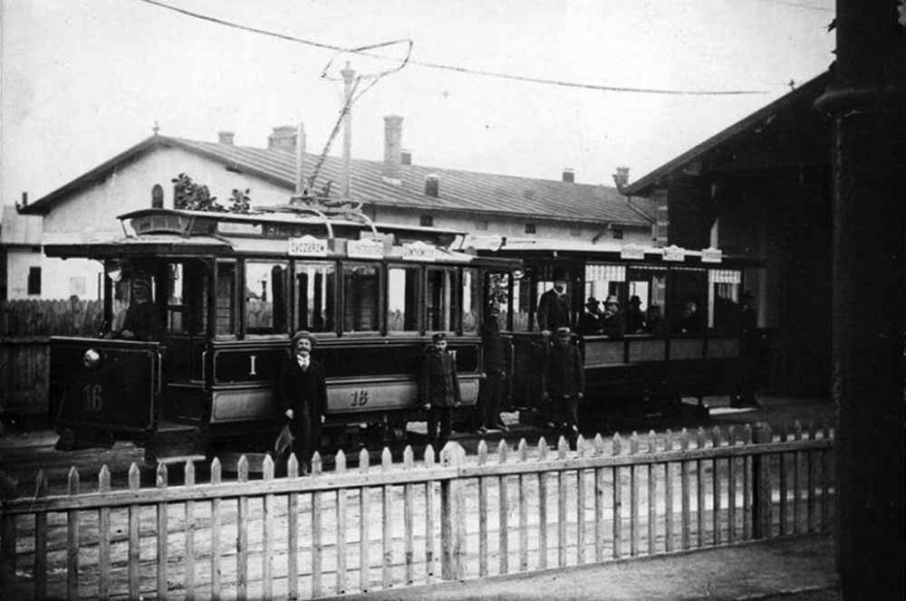 Моторний вагон електричного трамвая «Weitzer Graz» («тип 1») із причіпним. Причіпний вагон побудовано у Львові за кресленнями керівника МЗЕ Йозефа Томицького. 1899 р. Світлина із збірок Narodowe Archiwum Cyfrowe (Польща)