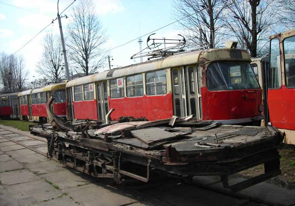 Залишки службового вагона № 27 «Weitzer Graz» (тип 26) 1899 року випуску. Березень 2007 р. Автор фото – Олександр Єрохін