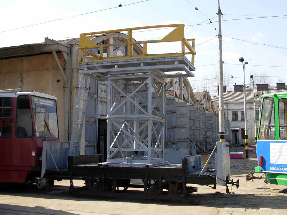 Вишка контактної мережі № 020, побудована на базі візка вагона «Weitzer Graz». Березень 2007 р. Автор фото – Юрій Лісінчук