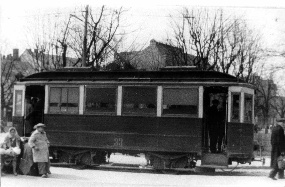 Трамвайний вагон «Sanok» типу 30 № 33 на сучасному проспекті Свободи під час ІІ світової війни. Світлина із колекції Л.С.Похорюлес (Варшава)
