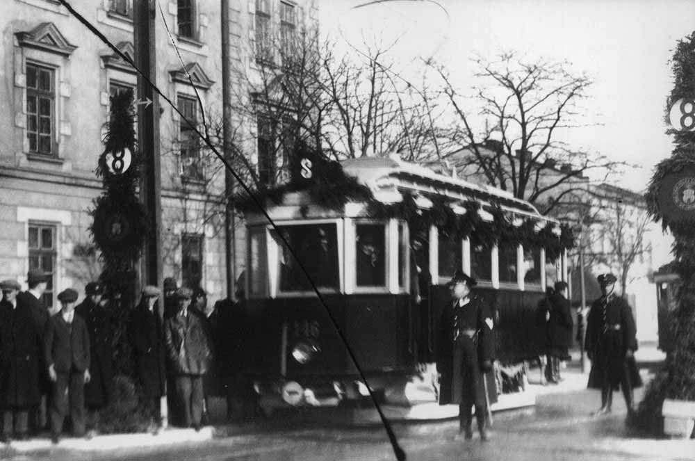 Трамвайний вагон «Sanok» тип 100 із деповським № 146 під час відкриття нової ділянки трамвайної лінії на вул. Городоцькій. 15 листопада 1930 р. Фото із збірок Narodowe Archiwum Cyfrowe (Польща)