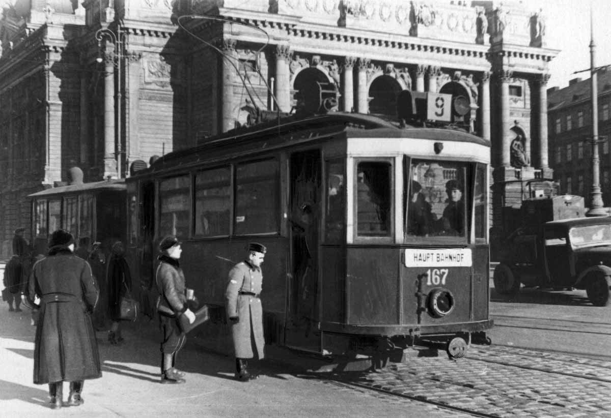 Трамвайний вагон «Sanok» тип 165 на сучасному пр. Свободи. 1941 р. Фото із збірок Narodowe Archiwum Cyfrowe (Польща)
