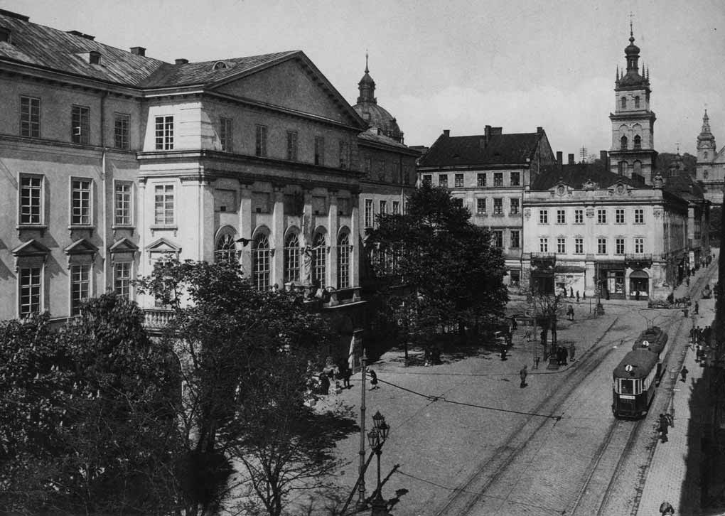 Поїзд із вагонів «Sanok»: моторний вагон № 185 (тип 185) і причепний № 245 (тип 245) на площі Ринок. Фото із збірок Narodowe Archiwum Cyfrowe (Польща)