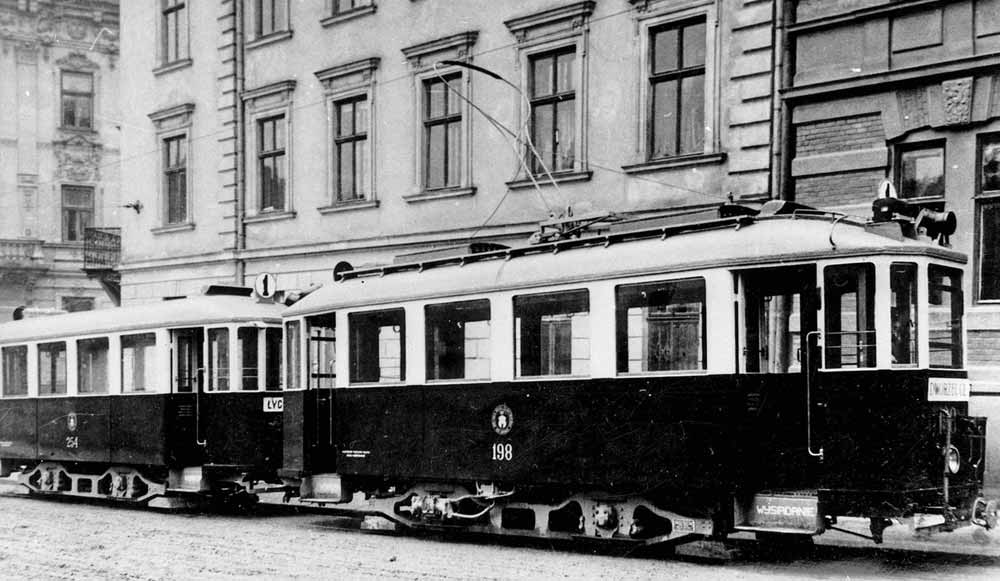 Поїзд із трамвайних вагонів «Sanok» випуску 1929 року: моторний вагон № 198 (тип 190) і причіпний № 254 (тип 250). 1929 р. Фото із колекції Л.С.Похорюлес (Варшава)