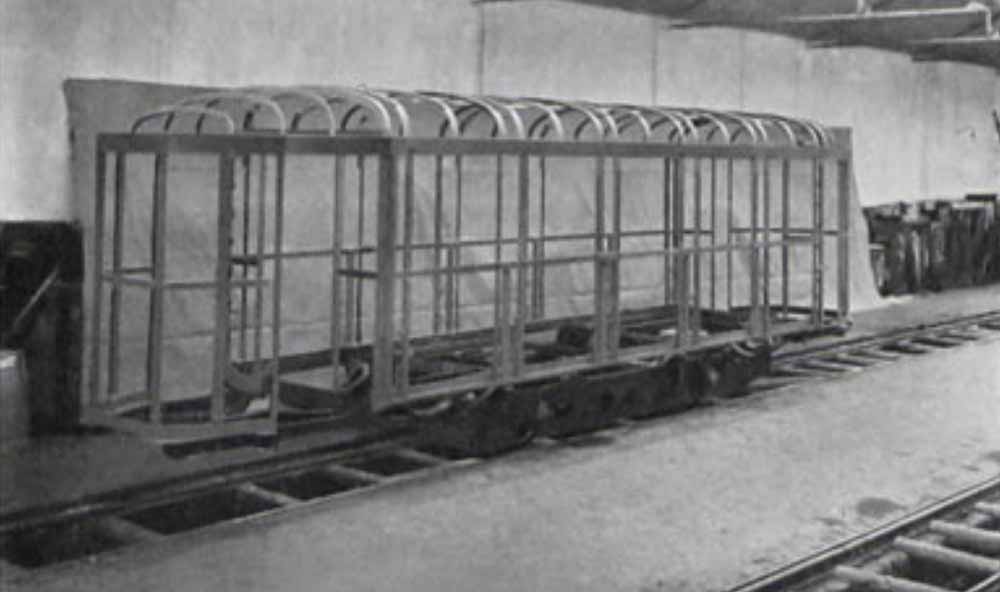Металоконструкція кузова та візок вагона «Sanok» 1926 року випуску на заводі у складальному цеху. Фото із колекції заводу «Autosan»