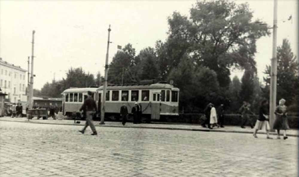 Трамвайний поїзд із вагонів «Sanok»: моторний типу 185 і причіпний типу 245 біля головного вокзалу. 1961 р. Світлина із колекції Гриця Совківа