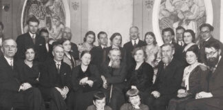 На іменинах О. Новаківського. Спереду сидять сини художника Ждан і Ярослав. Сидять зліва направо: А. Рак, невідома, Д. Левицький, Я. Голубовська, О. Новаківський, І. Левицька, В. Морачевський, М. Кромпець-Морачевська, Ю. Морачевський. Стоять зліва направо: А. Курдидик, В. Ковальчук, С. Рудакевич, Д. Николишин, Ковальчуківна, С. Луцик, Макухівна, І. Голубовський, Турчаківна, М. Мороз, Ю. Дорош, Пелехівна, Р. Чорній. Фото 1933 року