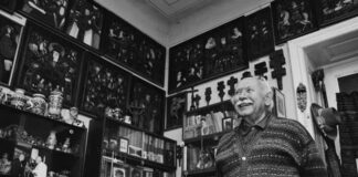 Іван Гречко і його колекція ікон на склі. Фото: Збруч