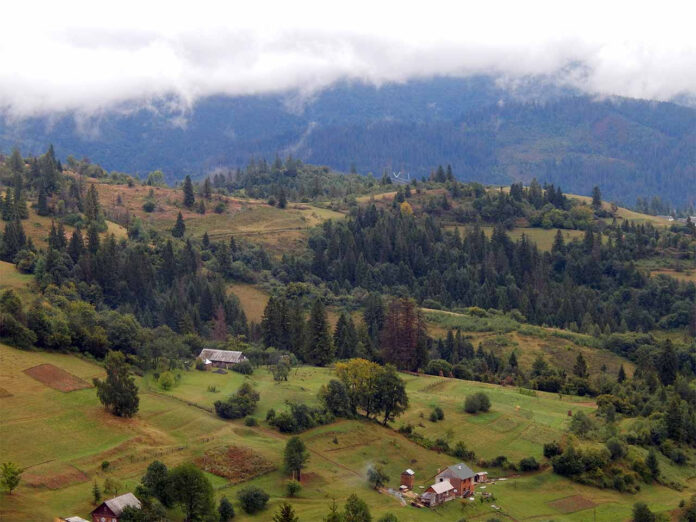 Вершина гори Ільза. Вид зі Славська