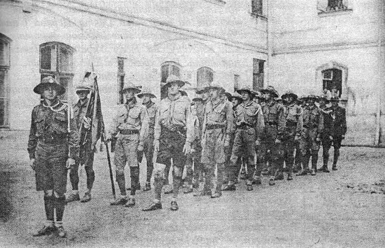 Члени пластового куреня “Лісові Чорти” із своїм прапором. 1929 р.