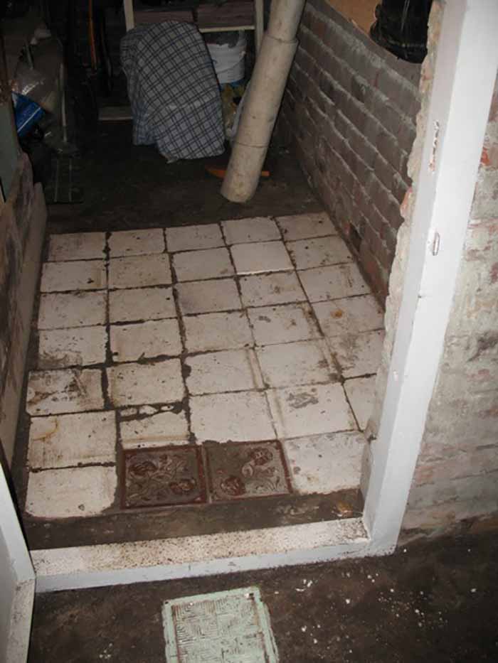 Підвал будинку на вул. Листопадового Чину у Львові, де розпочалися пошуки прапора пластового куреня “Лісові Чорти”. 7 червня 2007 р.