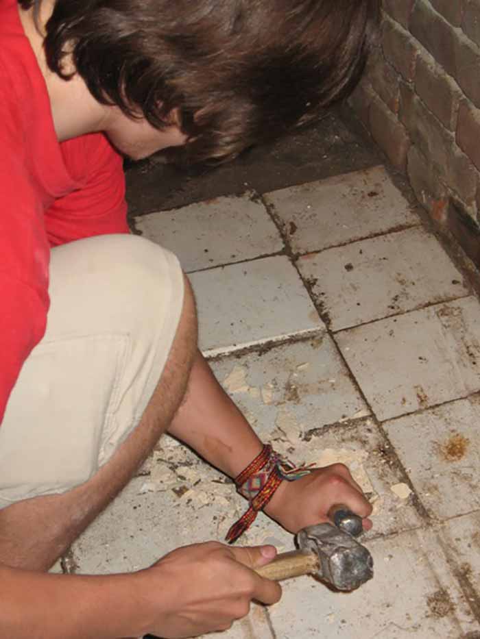 Проведення розкопок у підвалі будинку на вул. Листопадового Чину у Львові, де було заховано частину прапора пластового куреня “Лісові Чорти”. 7 червня 2007 р.