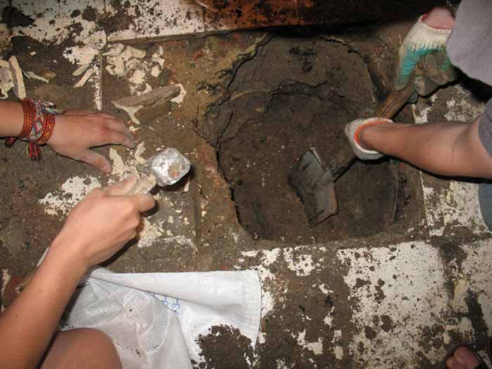 Проведення розкопок у підвалі будинку на вул. Листопадового Чину у Львові, де було заховано частину прапора пластового куреня “Лісові Чорти”. 7 червня 2007 р.