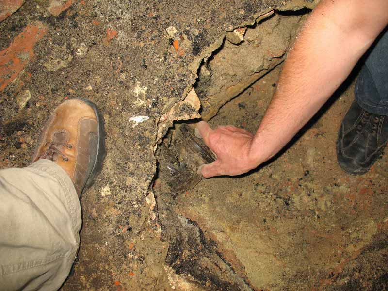 Проведення розкопок у підвалі будинку на вул. Листопадового Чину у Львові, де було заховано частину прапора пластового куреня “Лісові Чорти”. 7 червня 2007 р.