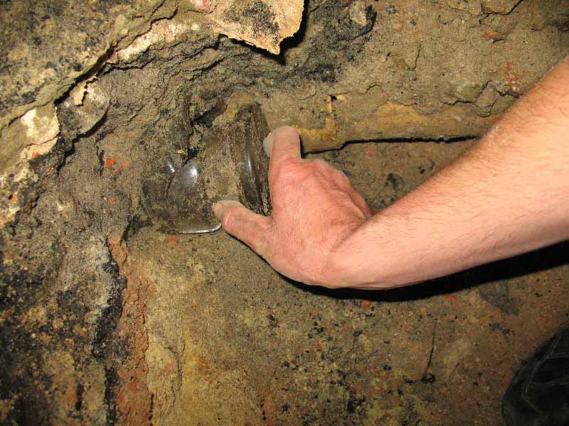 Проведення розкопок у підвалі будинку на вул. Листопадового Чину у Львові, де було заховано частину прапора пластового куреня “Лісові Чорти”. 7 червня 2007 р.