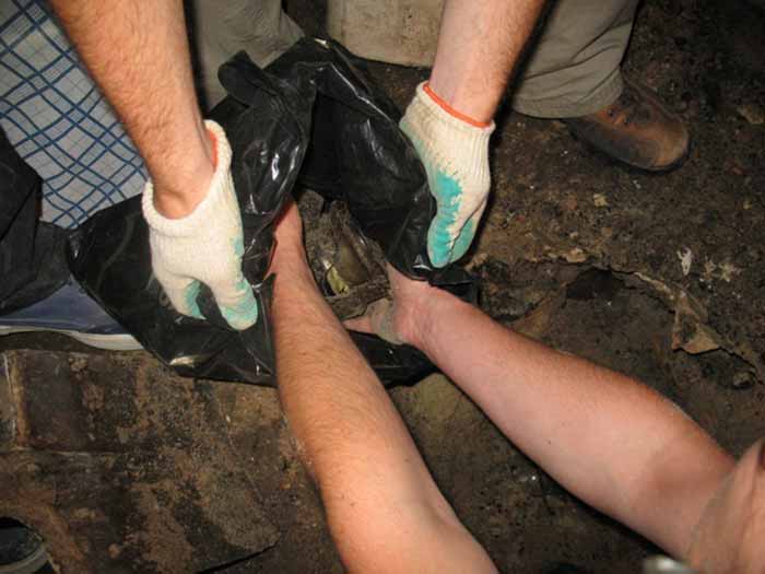 Проведення розкопок у підвалі будинку на вул. Листопадового Чину у Львові, де було заховано частину прапора пластового куреня “Лісові Чорти”. 7 червня 2007 р.