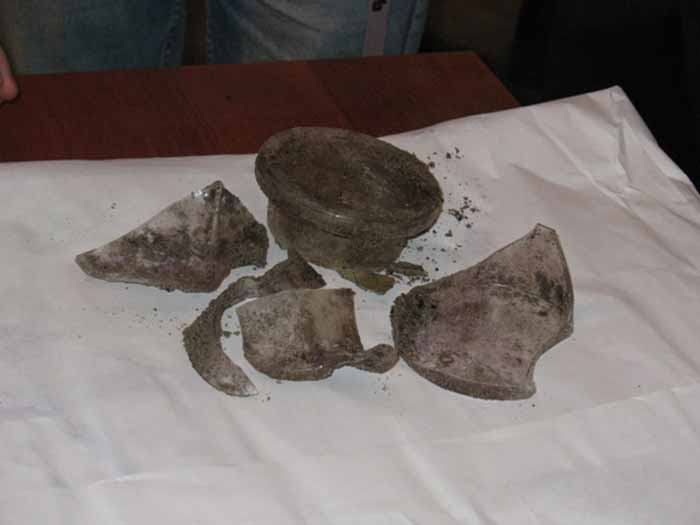 Скляний посуд у якому зберігалася частина прапора пластового куреня “Лісові Чорти”. 7 червня 2007 р.