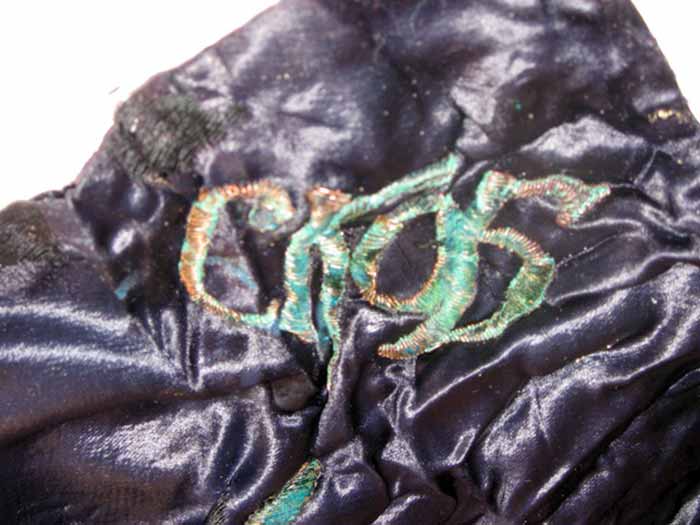 Фрагмент віднайденої частини прапора пластового куреня “Лісові Чорти”. 7 червня 2007 р.