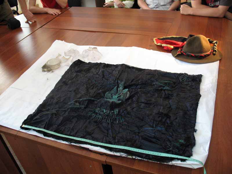 Віднайдена частина прапора пластового куреня “Лісові Чорти”. 7 червня 2007 р.