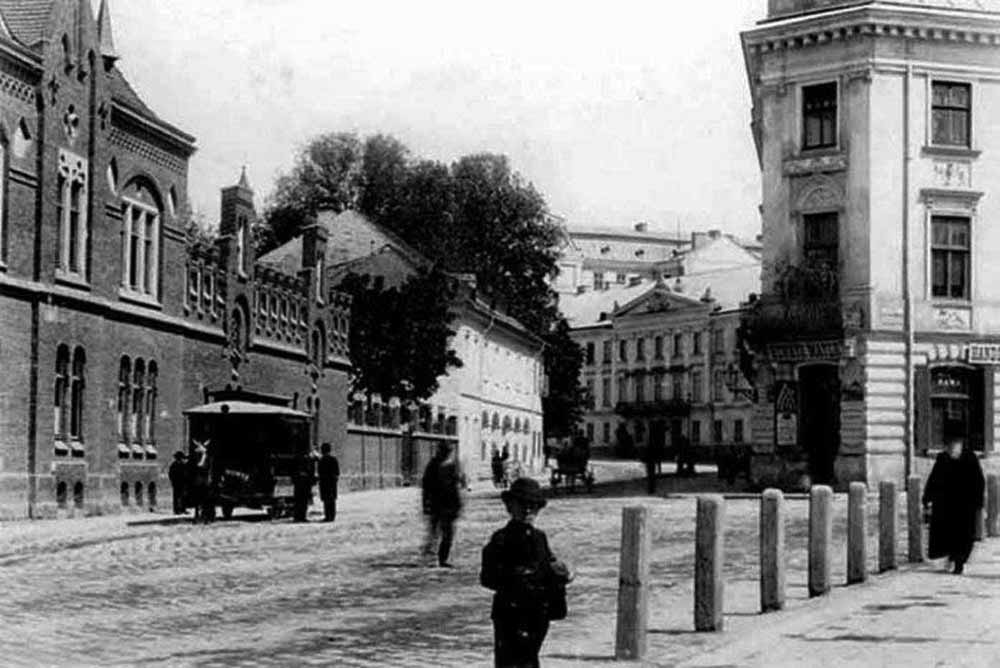 Вагон кінного трамвая закритого типу на кінцевій на площі Митній. Кінець 1880-х рр.