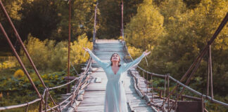 Співачка SANSA