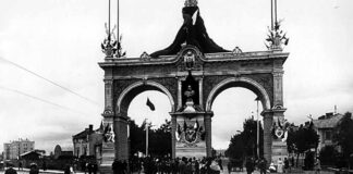 Трамвайні колії і тріумфальна арка на сучасній вул. Чернівецькій. 1894 р.