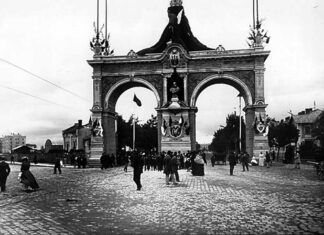 Трамвайні колії і тріумфальна арка на сучасній вул. Чернівецькій. 1894 р.