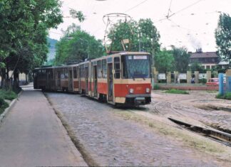 Система із двох вагонів «Tatra KT4SU» повертає із вул. Волинської на вул. Промислову. 1990 р. Автор фото – Томас Фішер.