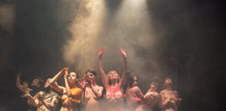 Сцена з вистави "Кольори"