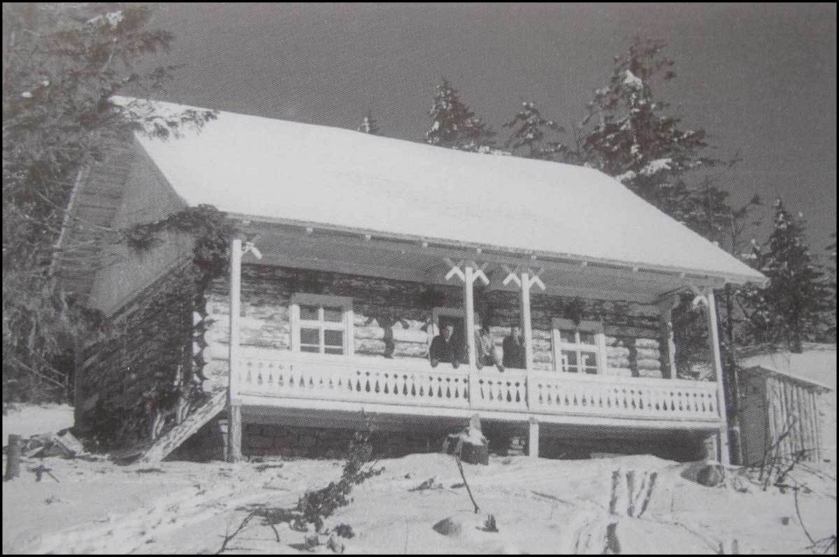 Схроніско на Тростяні. Світлина Романа Пухальського, друга половина 1930-х років