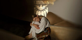 Кадр з кліпу на пісню «Хвилями» гурту T.HUTSULS