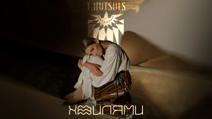 Кадр з кліпу на пісню «Хвилями» гурту T.HUTSULS