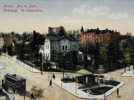 Зупинка трамваю біля школи Св. Софії. На листівці видно зупинковий павільйон. Поштова листівка 1915 р.