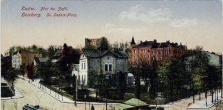 Зупинка трамваю біля школи Св. Софії. На листівці видно зупинковий павільйон. Поштова листівка 1915 р.