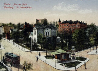 Зупинка трамваю біля школи Св. Софії. На листівці видно зупинковий павільйон. Поштова листівка 1915 р.